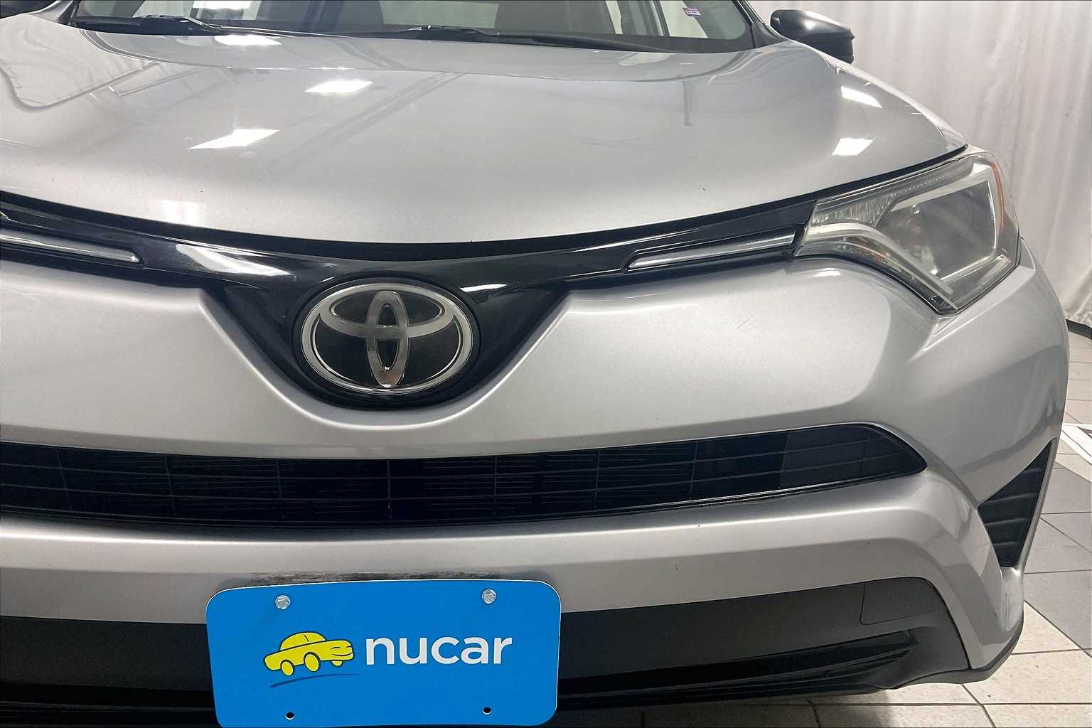 2017 Toyota RAV4 LE - Photo 31