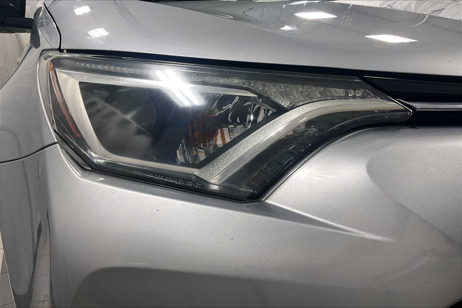 2017 Toyota RAV4 LE - Photo 32