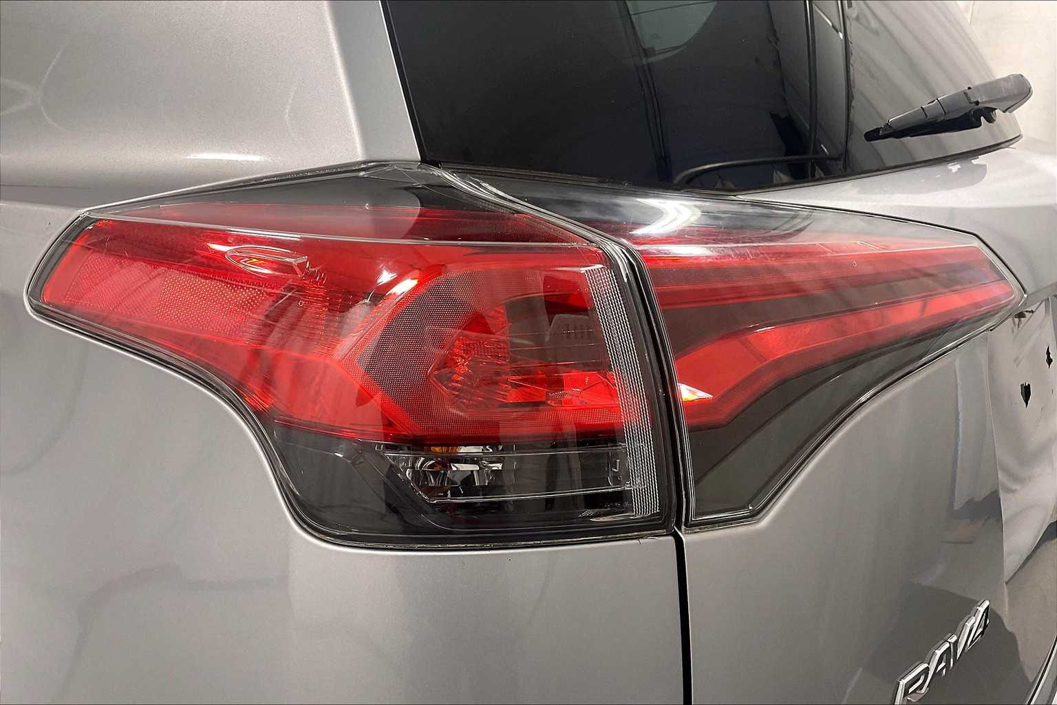 2017 Toyota RAV4 LE - Photo 33