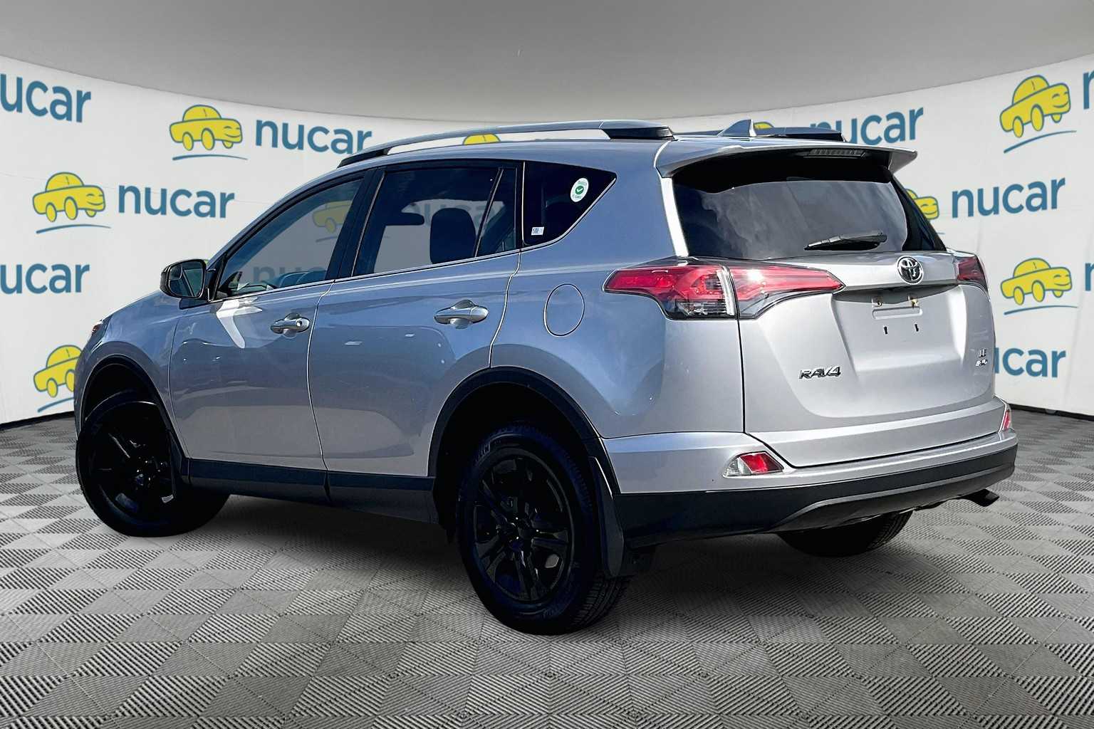 2017 Toyota RAV4 LE - Photo 4