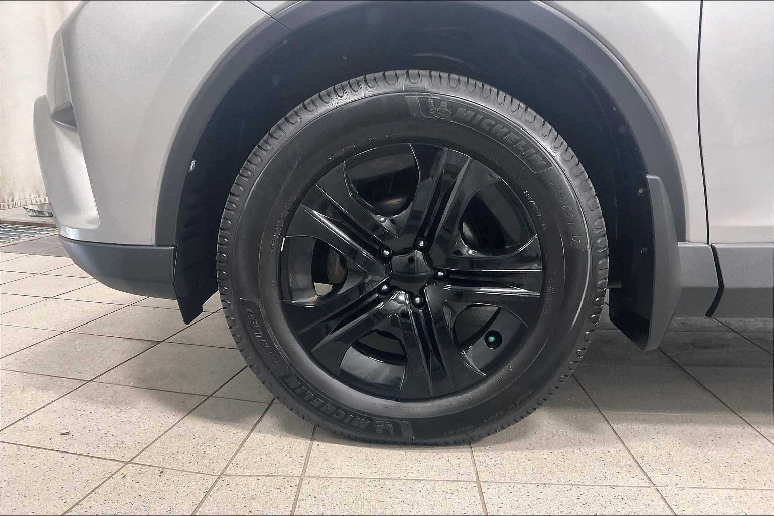 2017 Toyota RAV4 LE - Photo 6