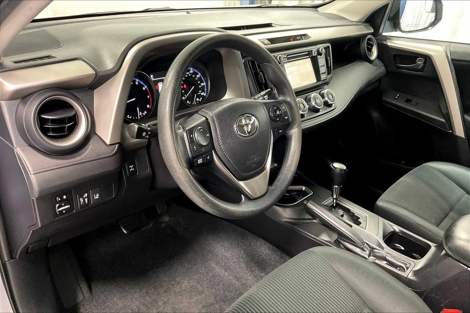 2017 Toyota RAV4 LE - Photo 7