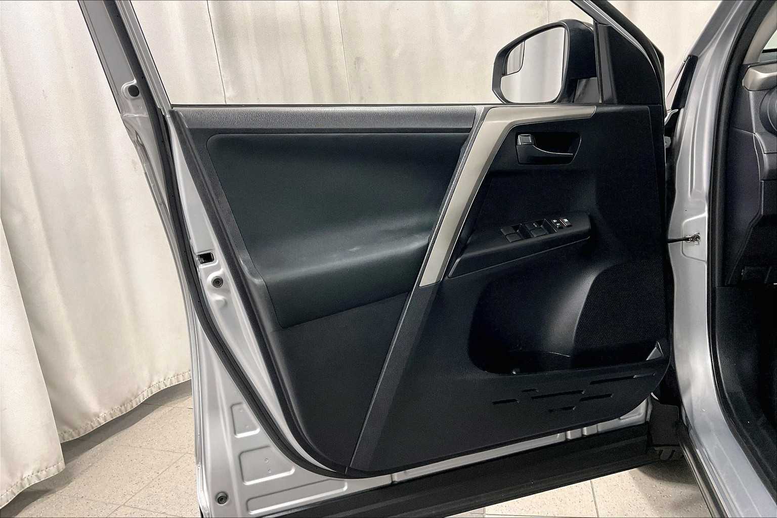 2017 Toyota RAV4 LE - Photo 8