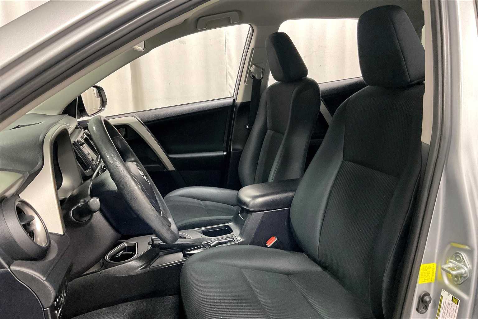 2017 Toyota RAV4 LE - Photo 9