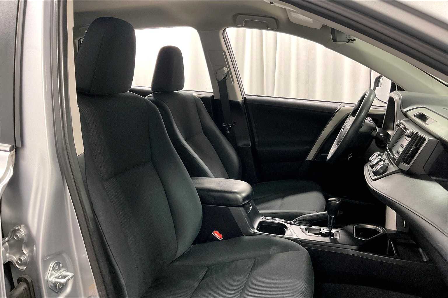 2017 Toyota RAV4 LE - Photo 10