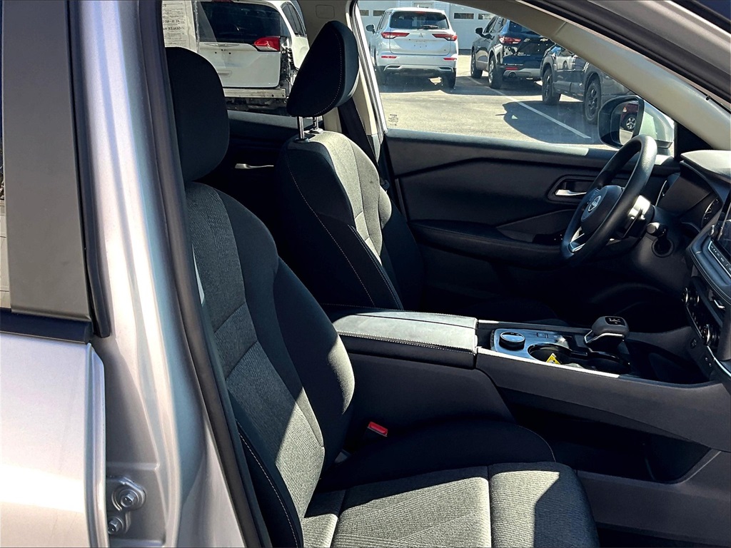 2024 Nissan Rogue SV - Photo 11