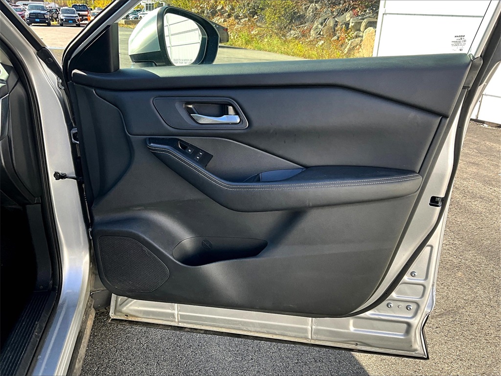 2024 Nissan Rogue SV - Photo 12