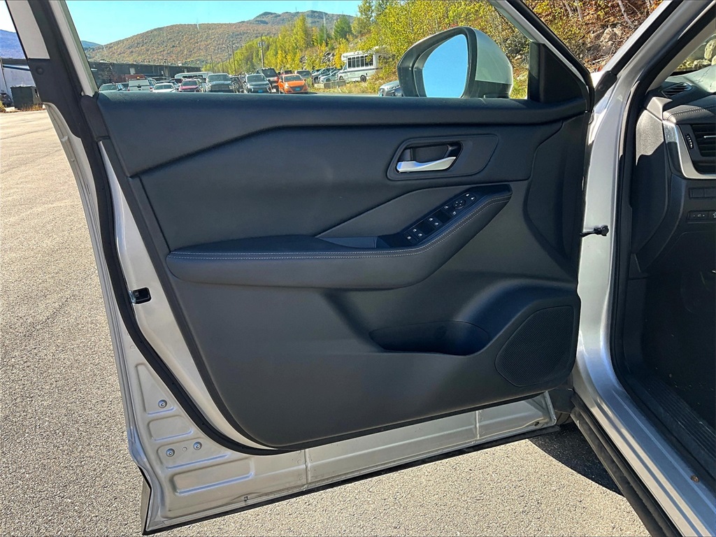 2024 Nissan Rogue SV - Photo 9