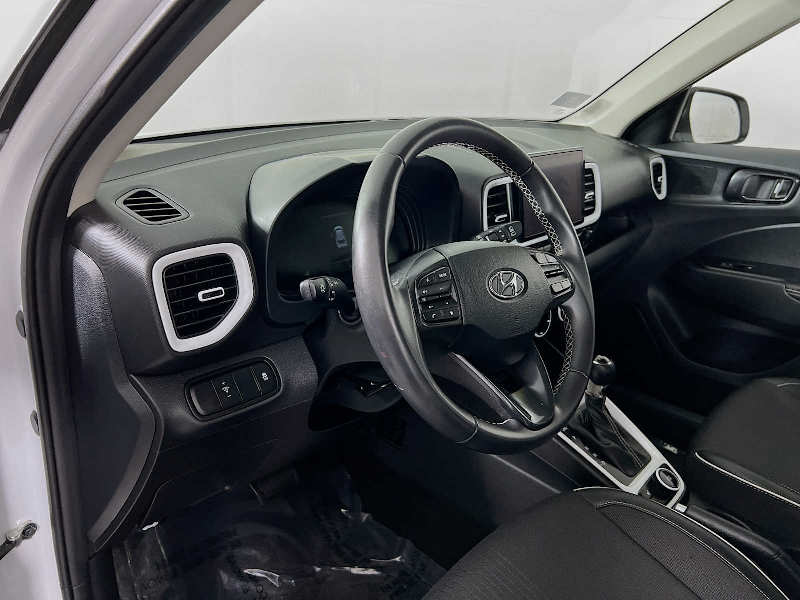 2024 Hyundai Venue Limited - Photo 9