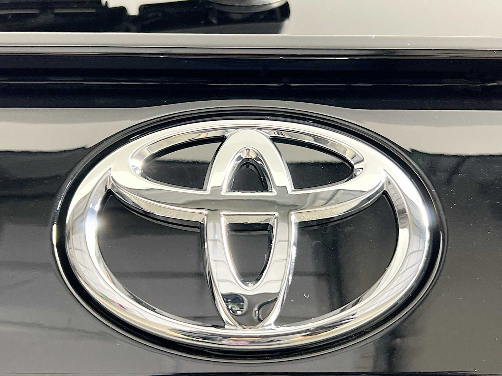 2025 Toyota RAV4 XLE Premium - Photo 18