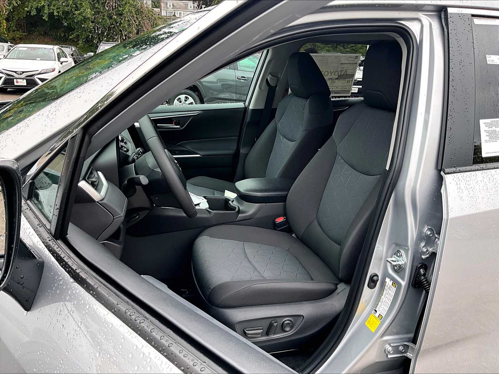 2025 Toyota RAV4 XLE - Photo 11