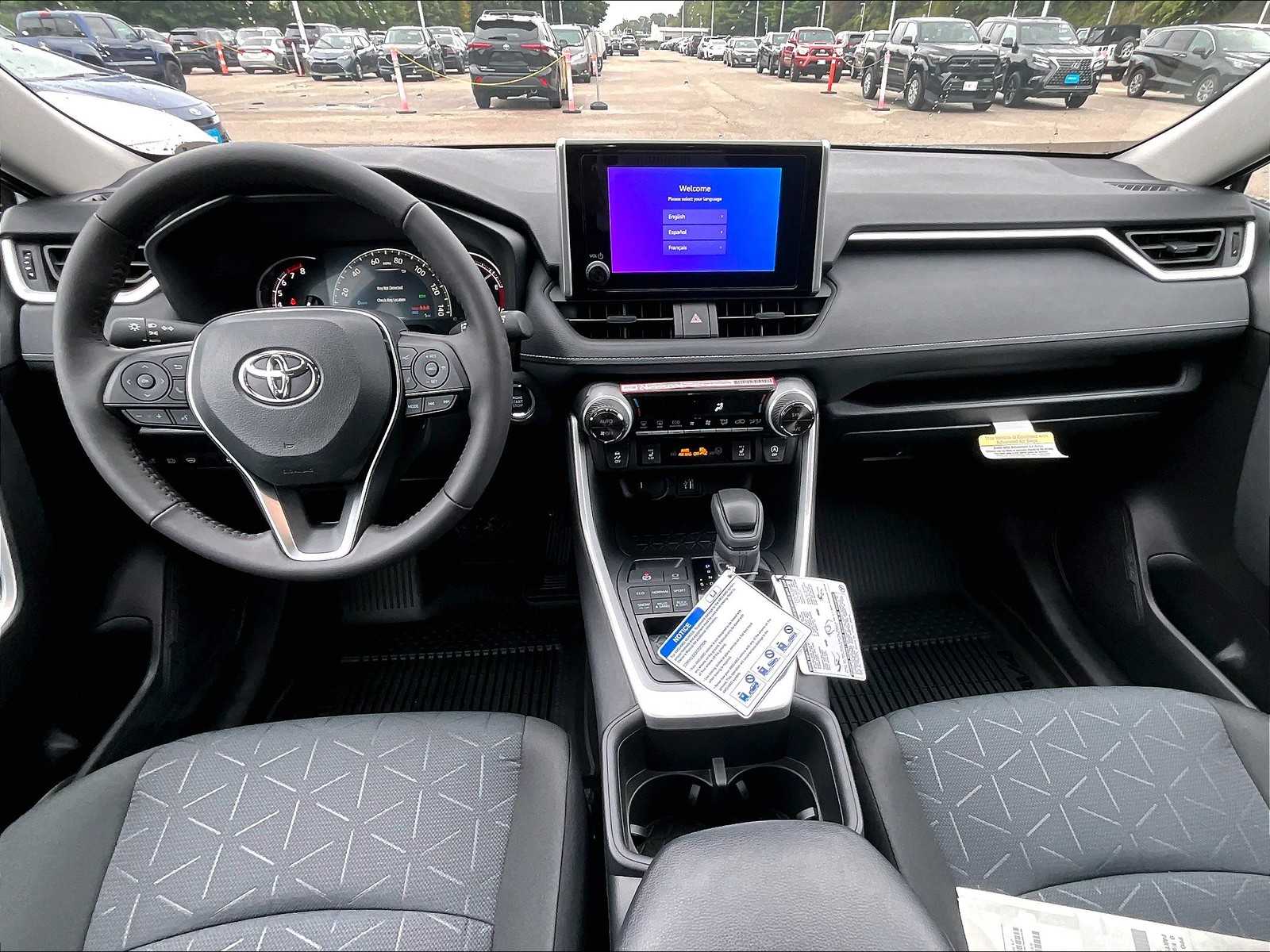 2025 Toyota RAV4 XLE - Photo 12