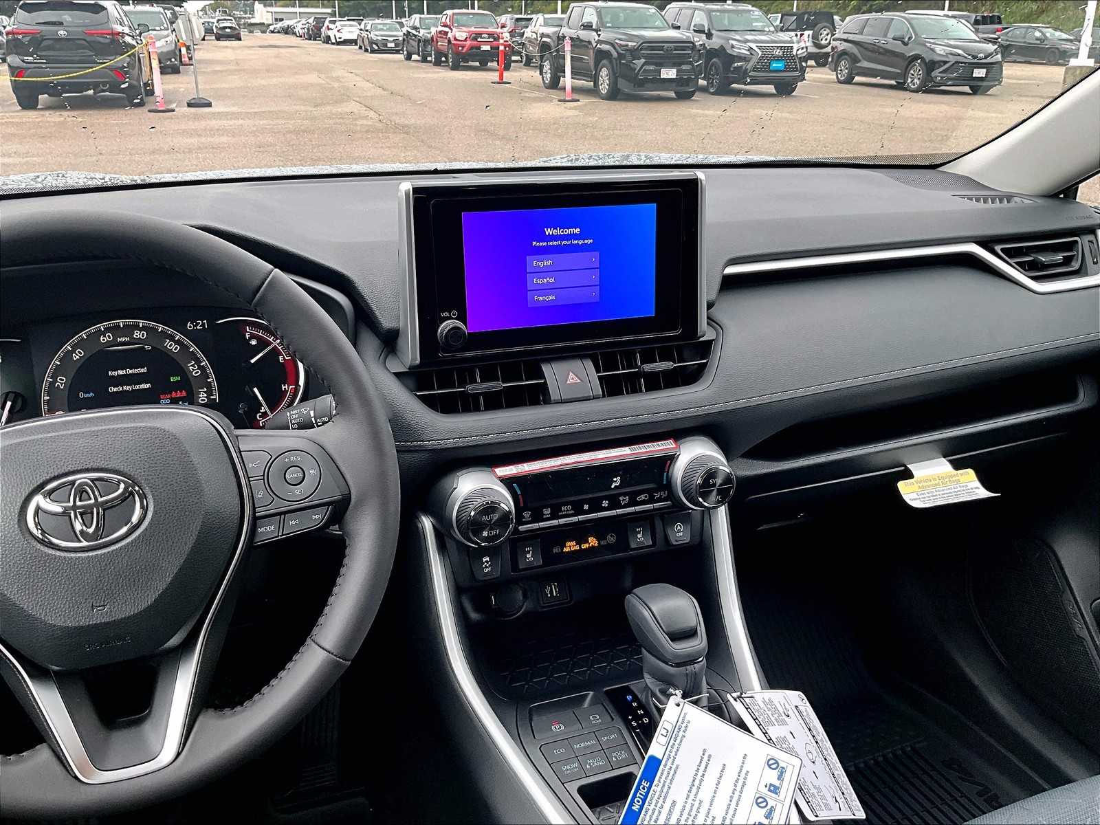 2025 Toyota RAV4 XLE - Photo 13