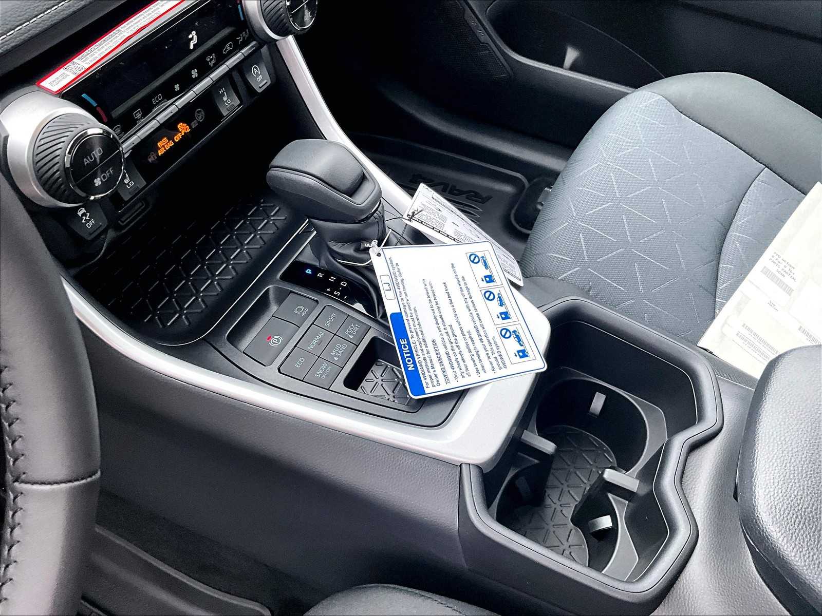 2025 Toyota RAV4 XLE - Photo 14