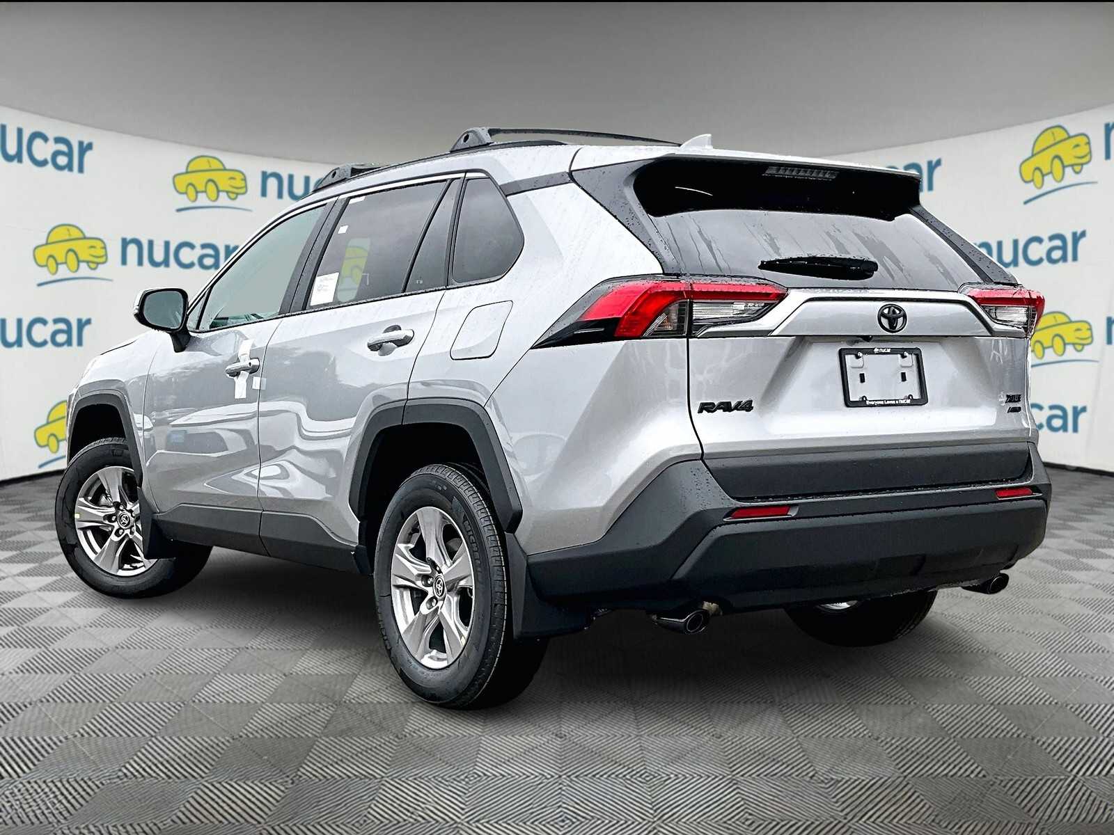 2025 Toyota RAV4 XLE - Photo 5