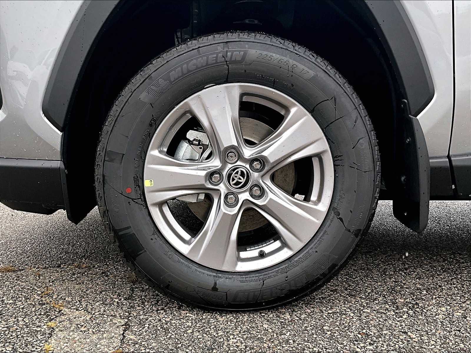2025 Toyota RAV4 XLE - Photo 8