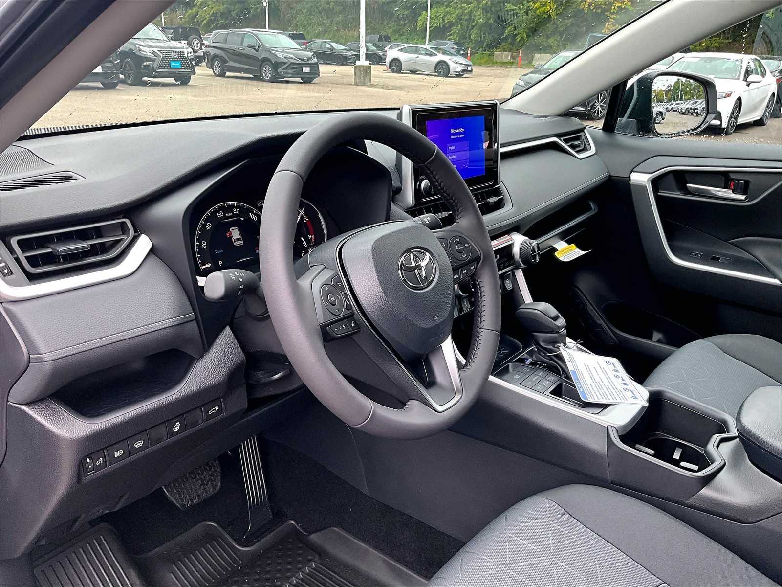 2025 Toyota RAV4 XLE - Photo 9