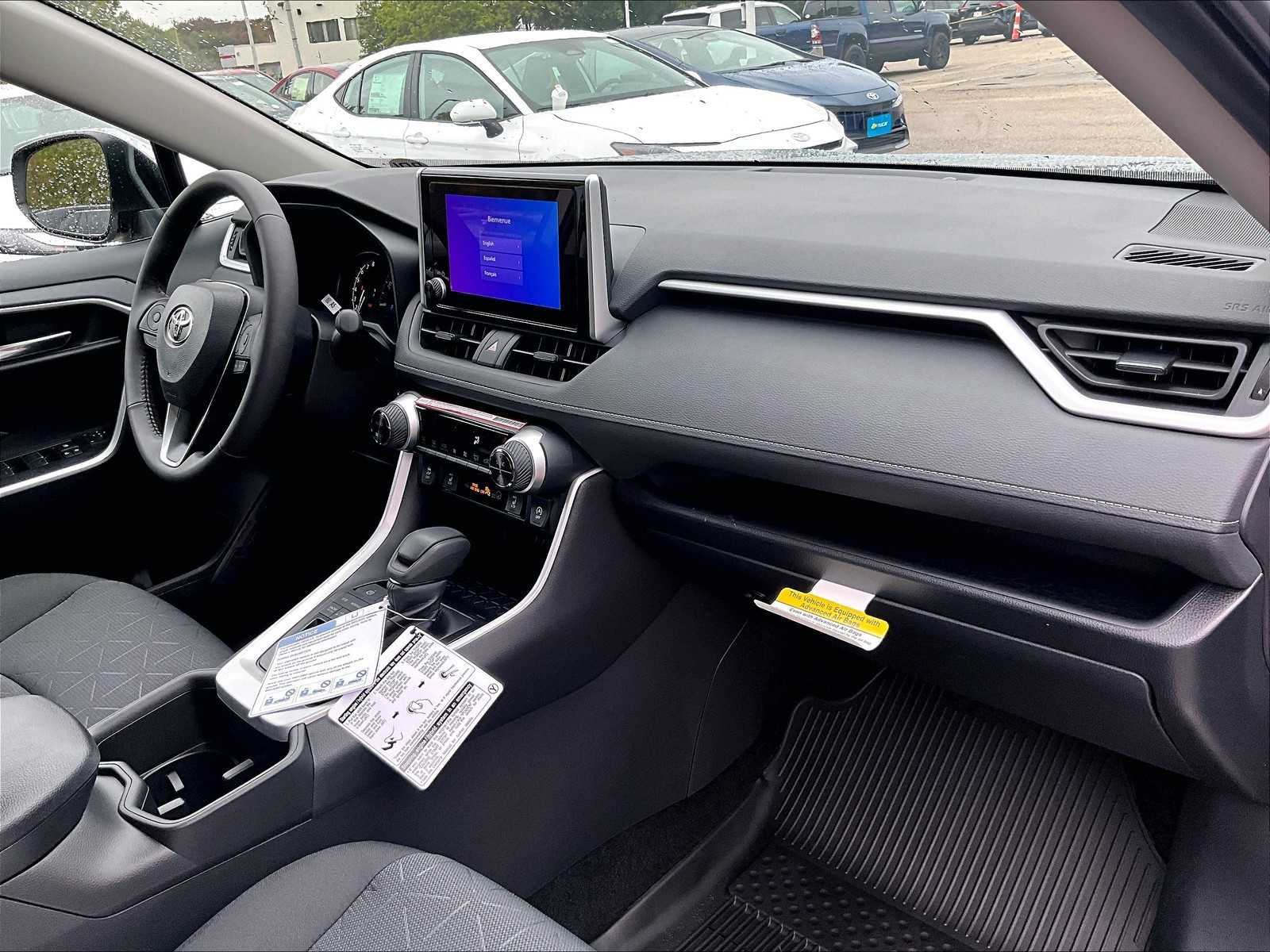 2025 Toyota RAV4 XLE - Photo 10