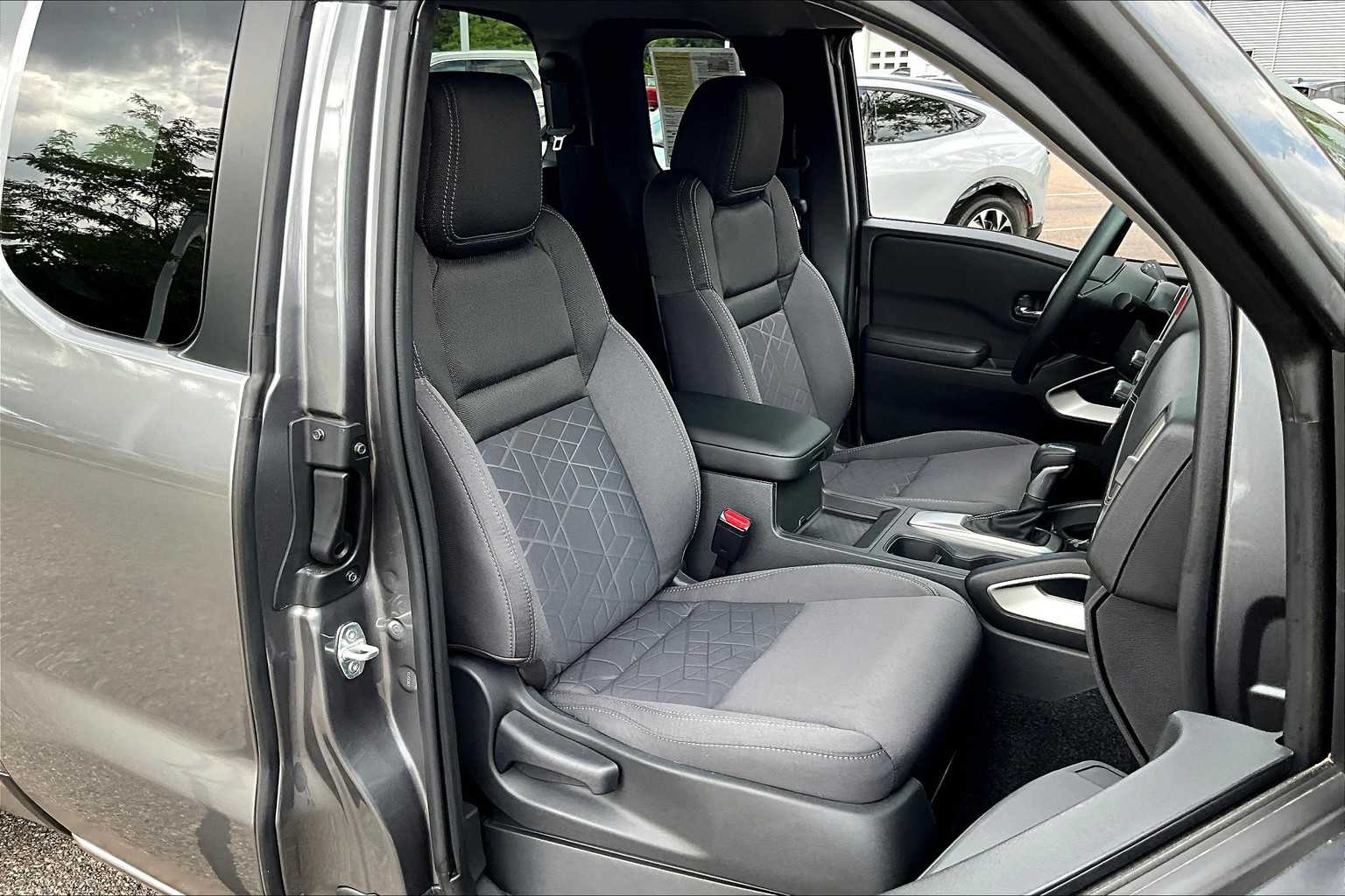2025 Nissan Frontier SV - Photo 11