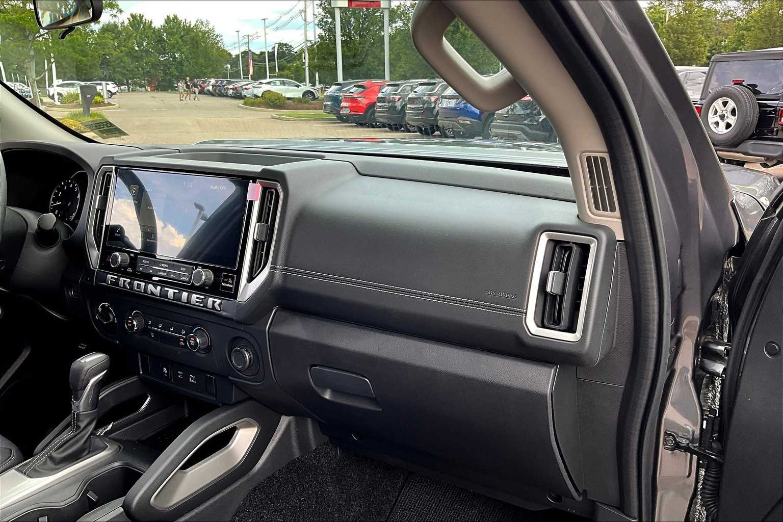 2025 Nissan Frontier SV - Photo 13