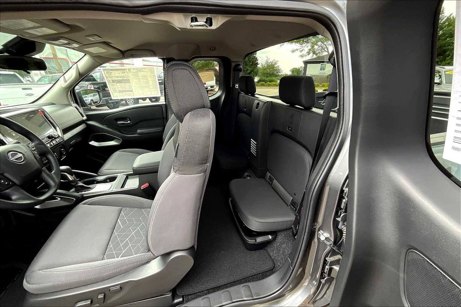 2025 Nissan Frontier SV - Photo 15