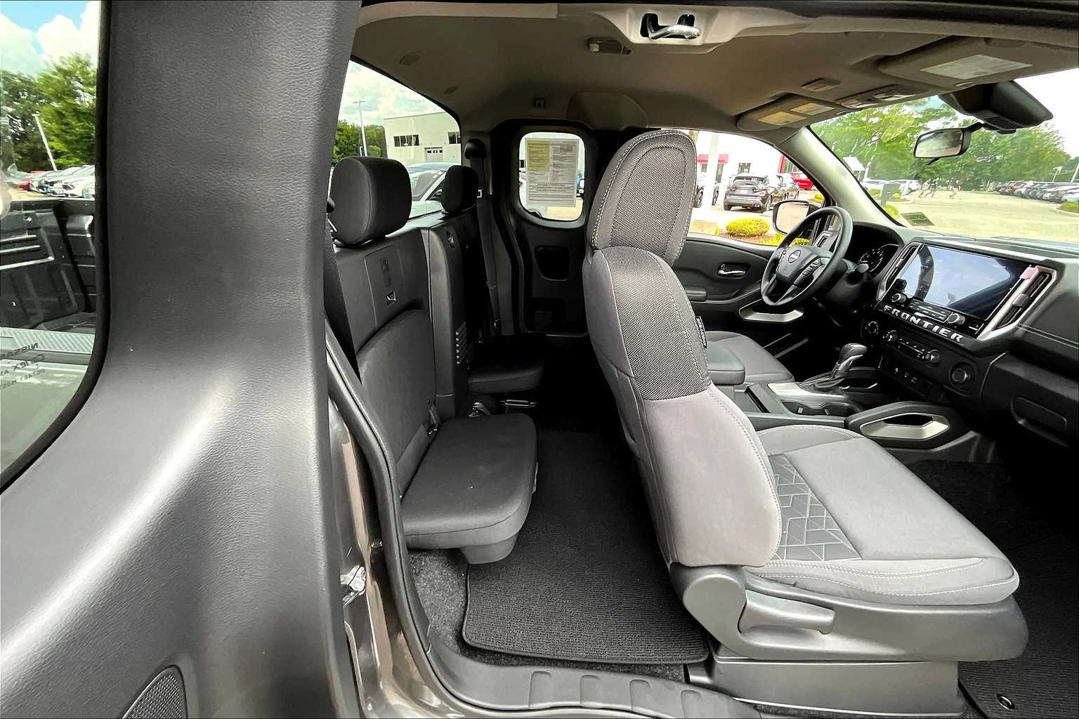 2025 Nissan Frontier SV - Photo 16