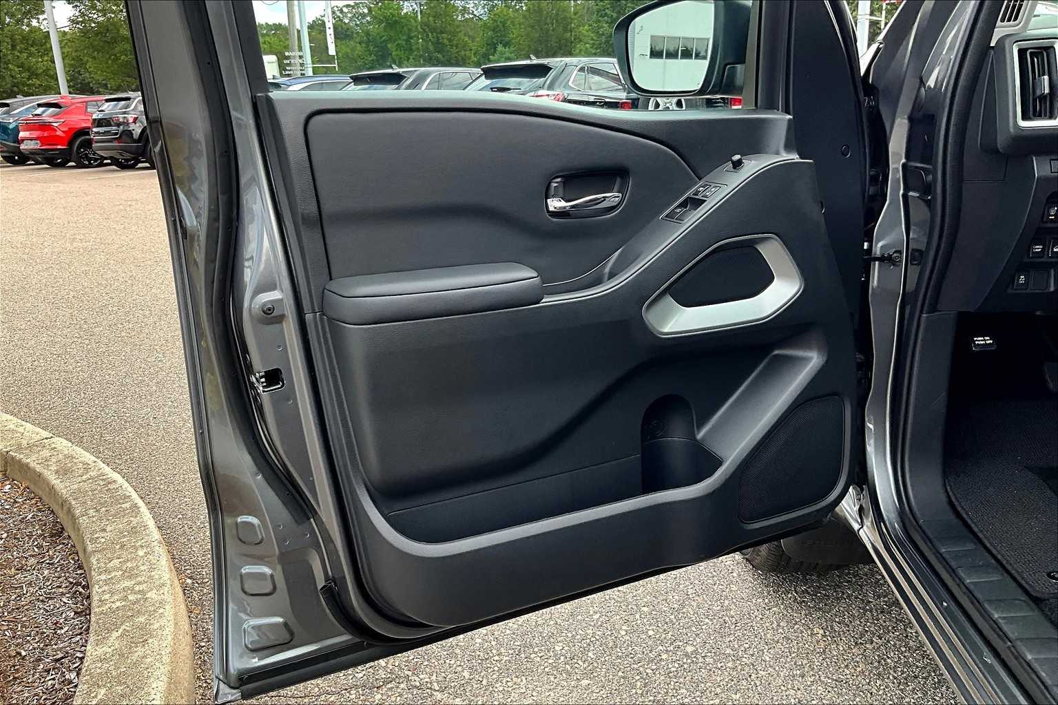 2025 Nissan Frontier SV - Photo 9