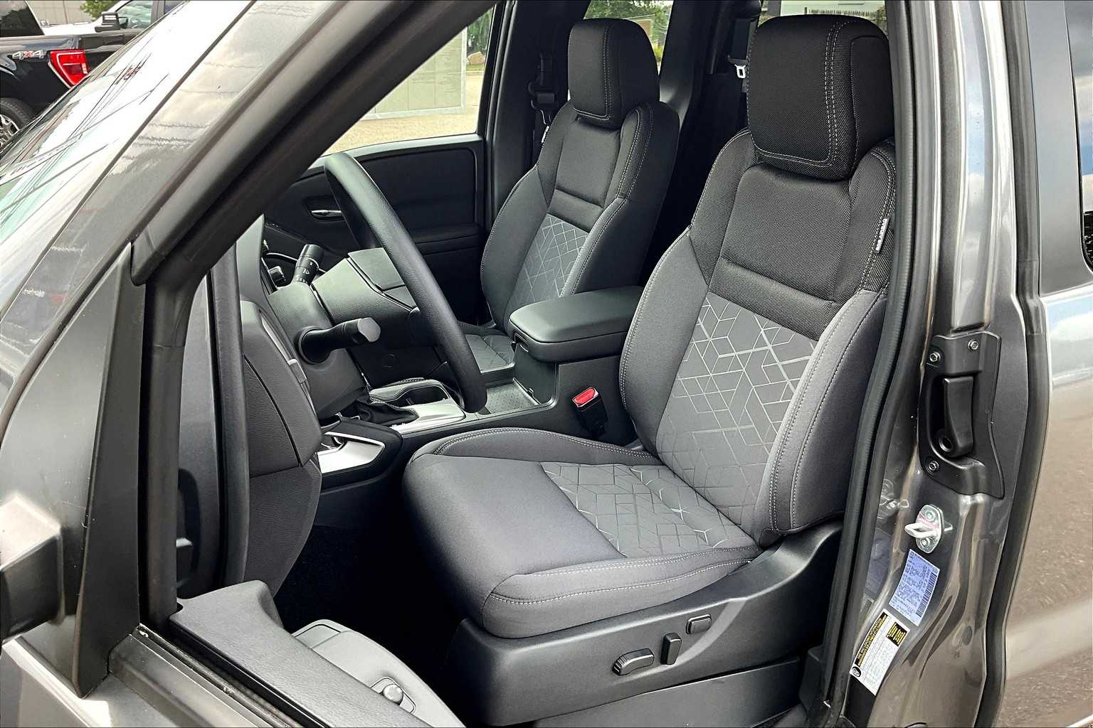 2025 Nissan Frontier SV - Photo 10