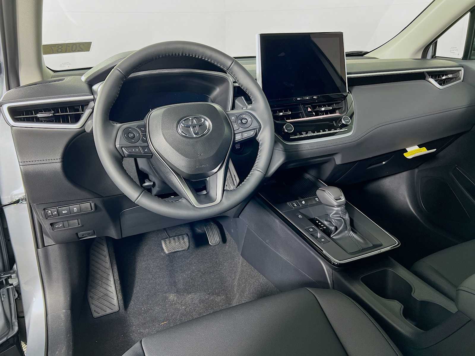 2026 Toyota Corolla Cross XLE - Photo 6