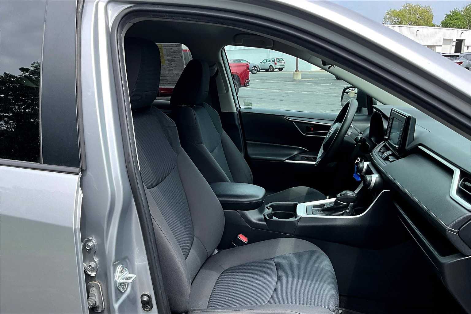 2021 Toyota RAV4 LE - Photo 11