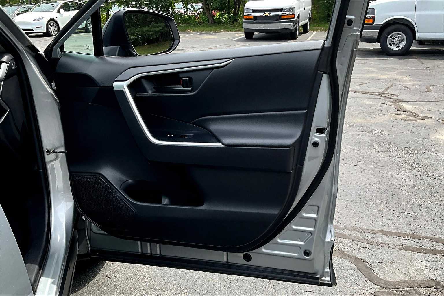 2021 Toyota RAV4 LE - Photo 12