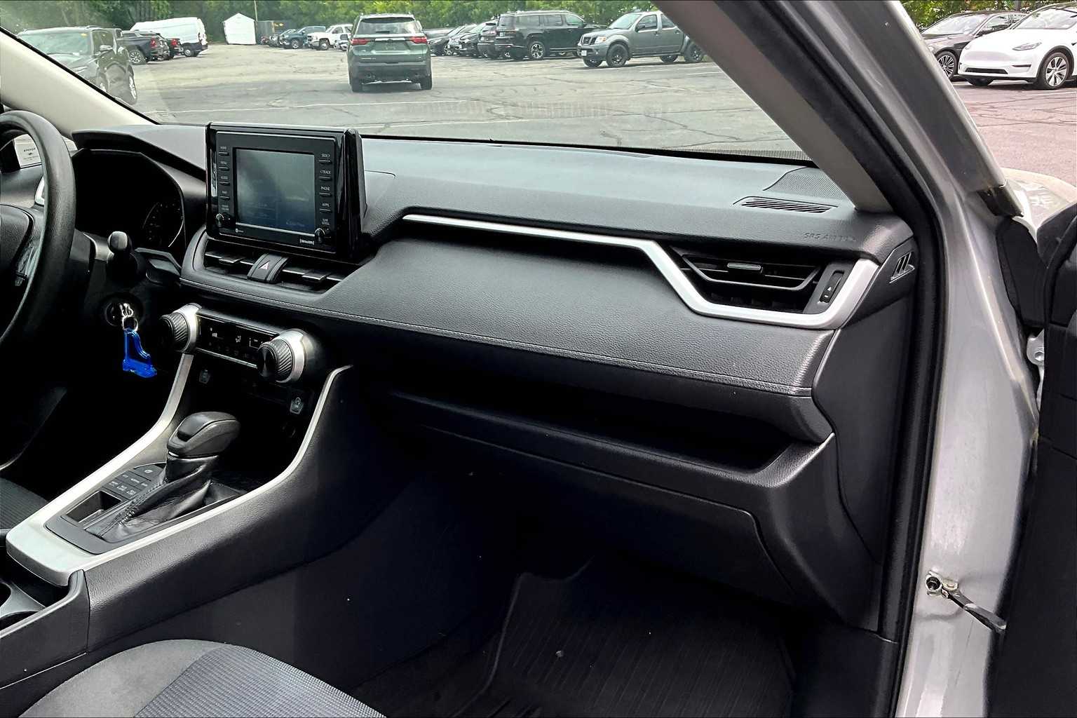 2021 Toyota RAV4 LE - Photo 13