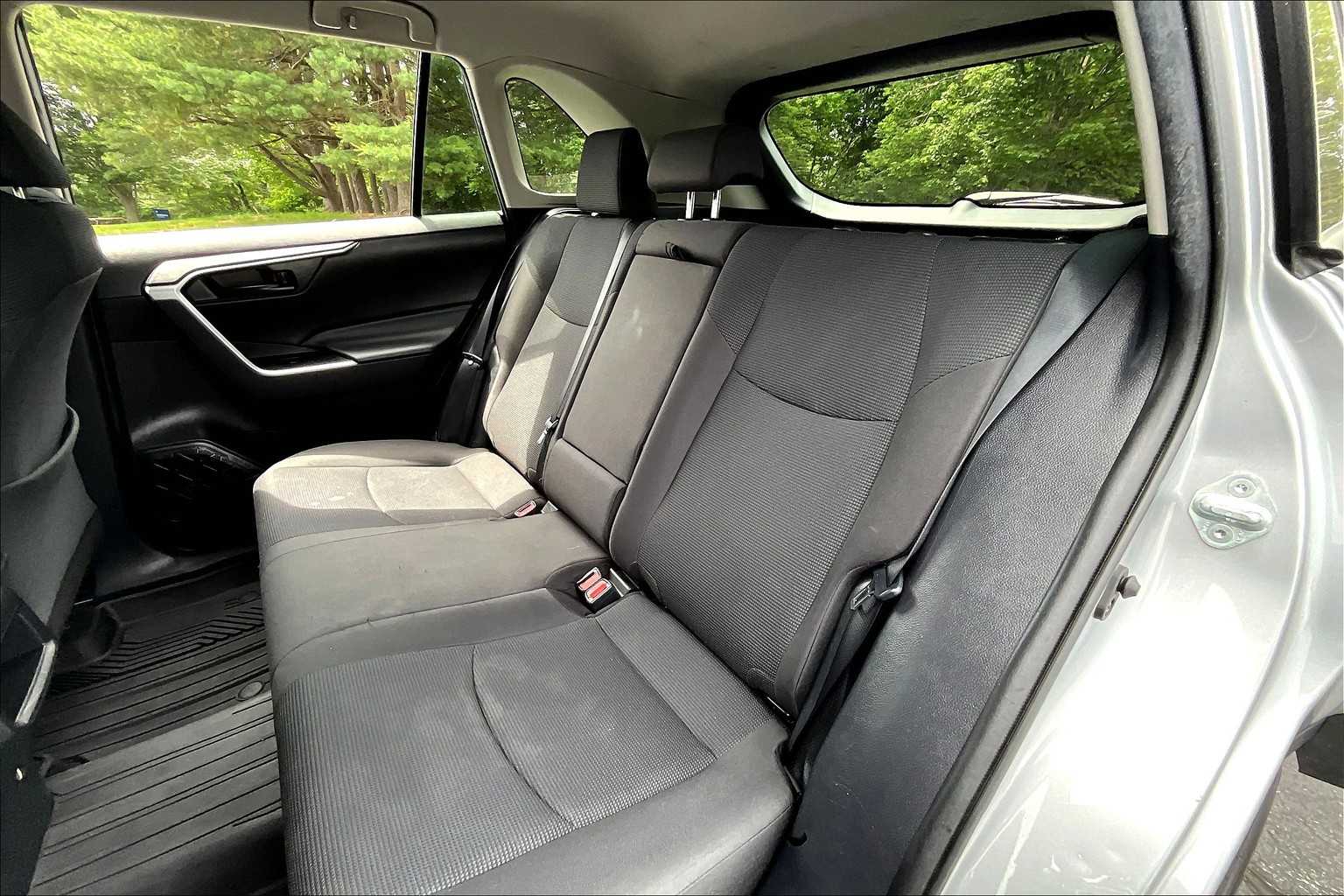 2021 Toyota RAV4 LE - Photo 14