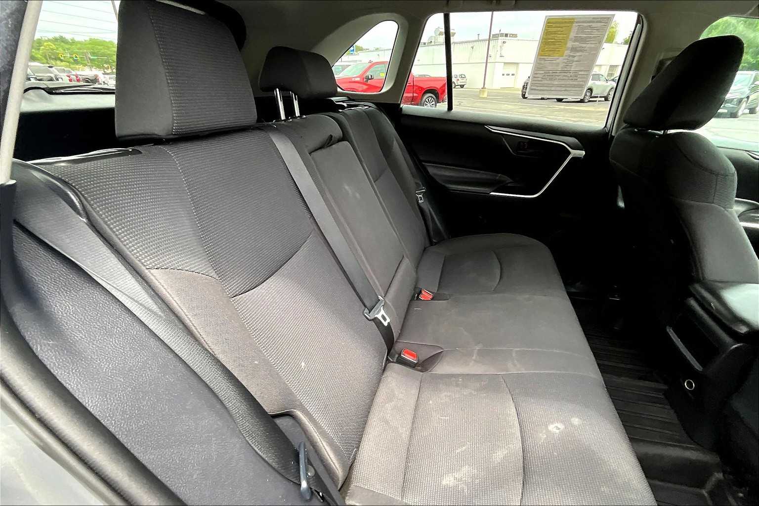 2021 Toyota RAV4 LE - Photo 15