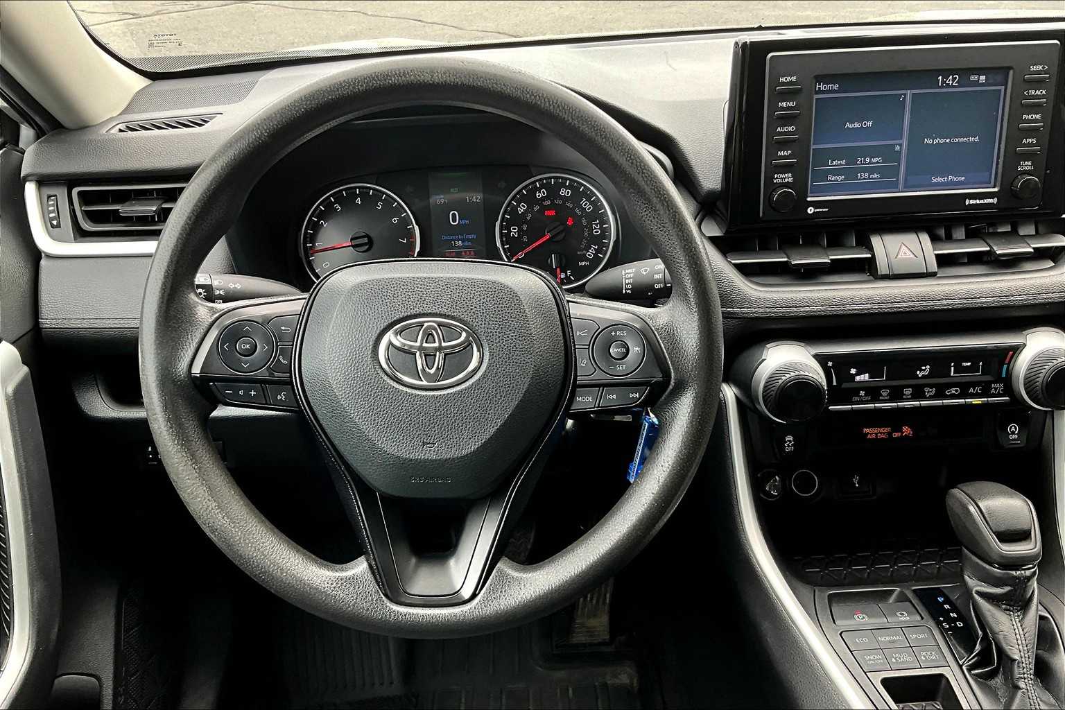 2021 Toyota RAV4 LE - Photo 16