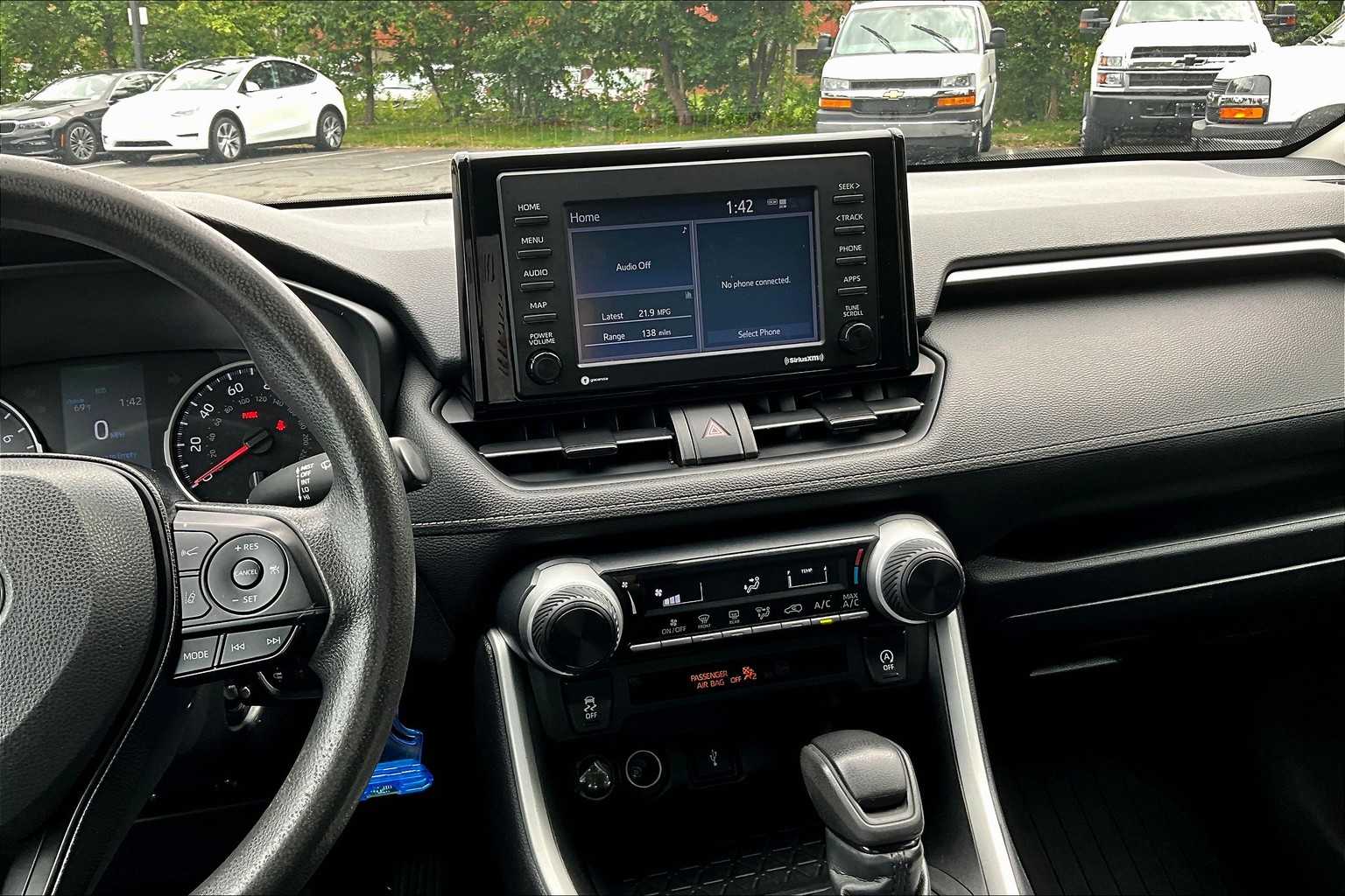 2021 Toyota RAV4 LE - Photo 17