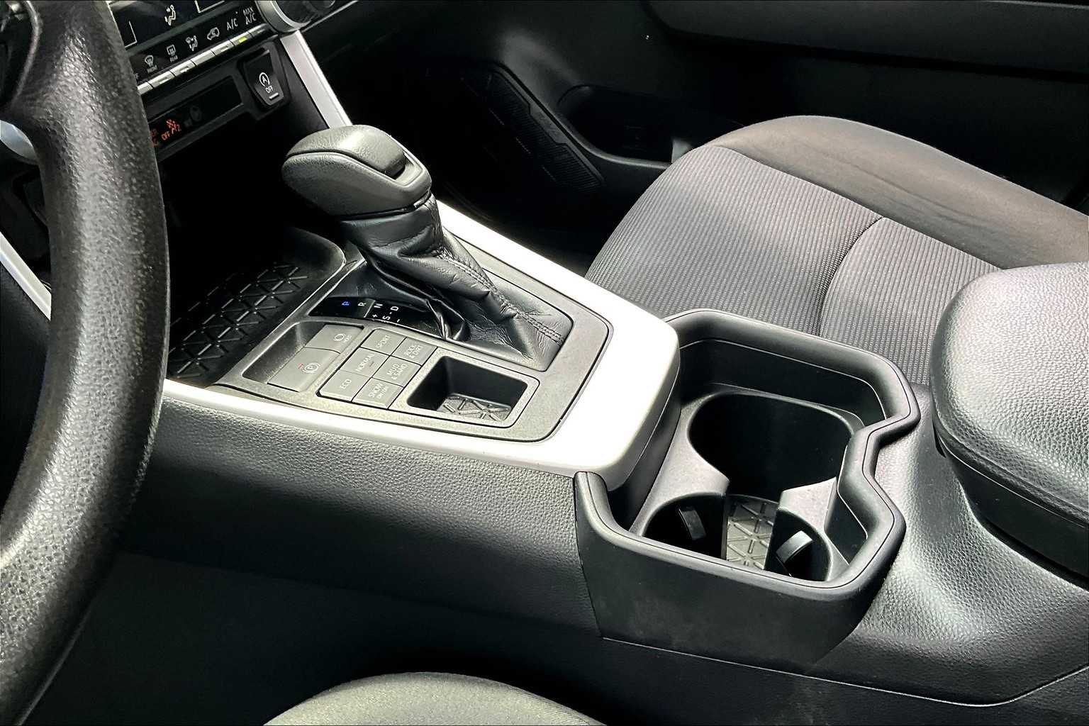 2021 Toyota RAV4 LE - Photo 19