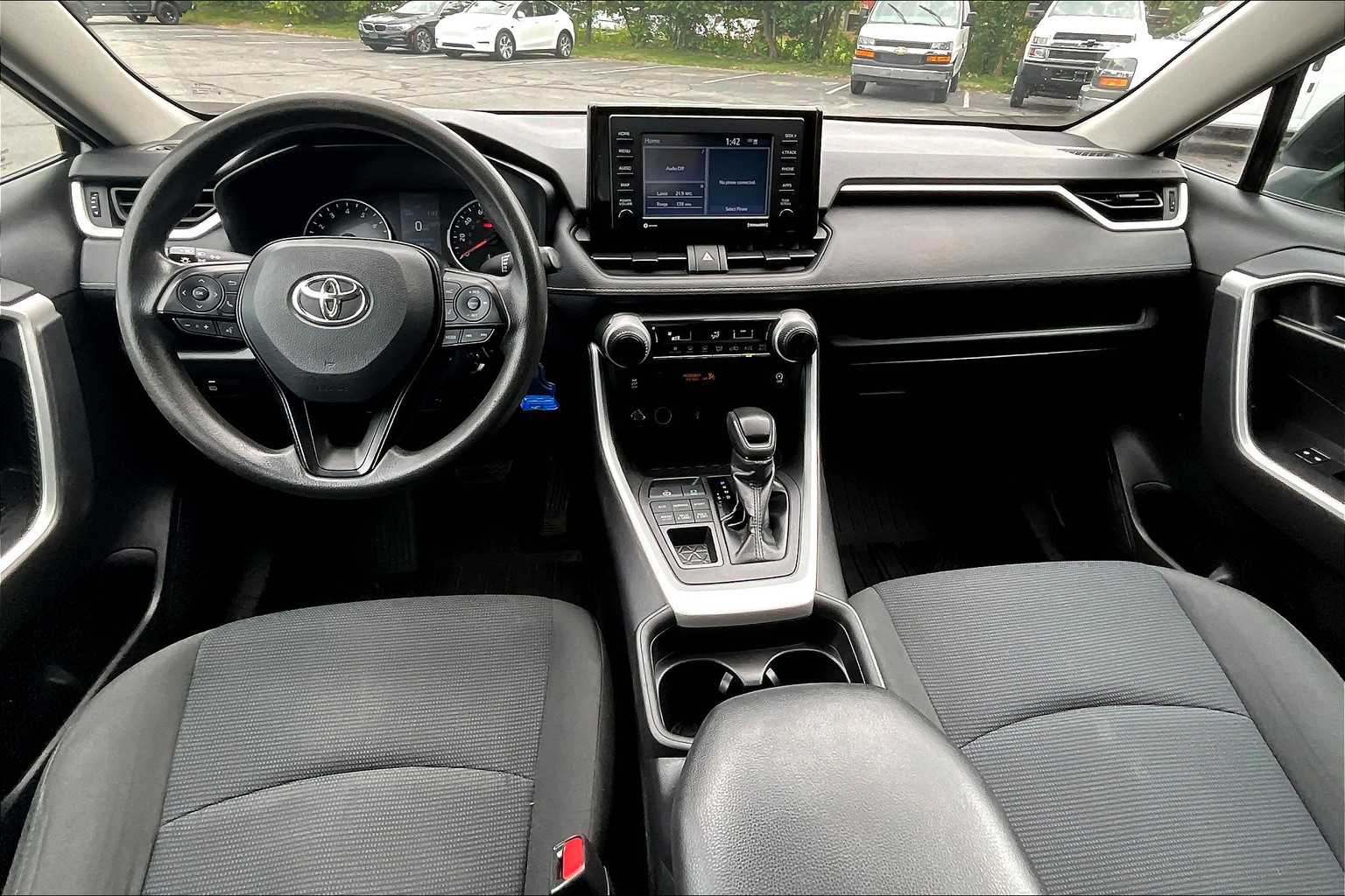 2021 Toyota RAV4 LE - Photo 20