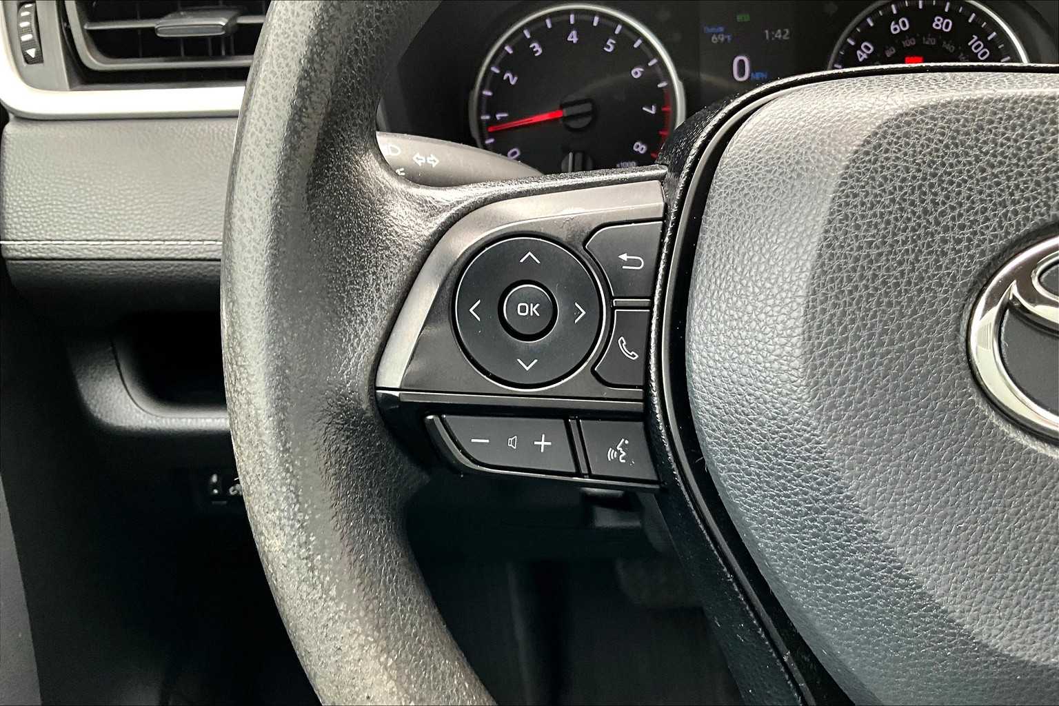 2021 Toyota RAV4 LE - Photo 23