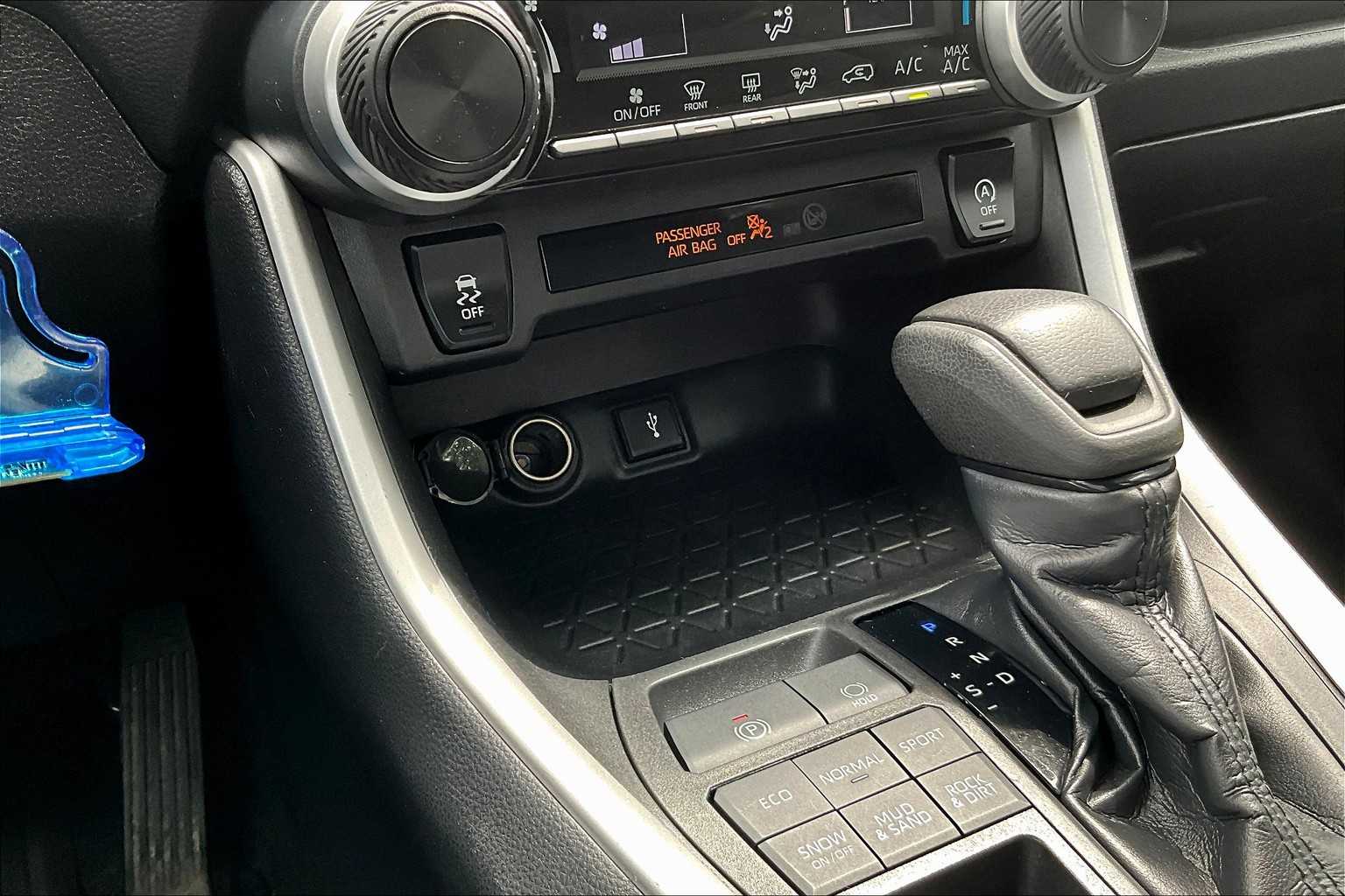 2021 Toyota RAV4 LE - Photo 27