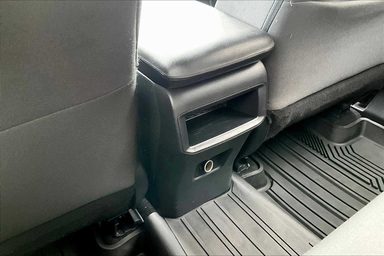2021 Toyota RAV4 LE - Photo 28