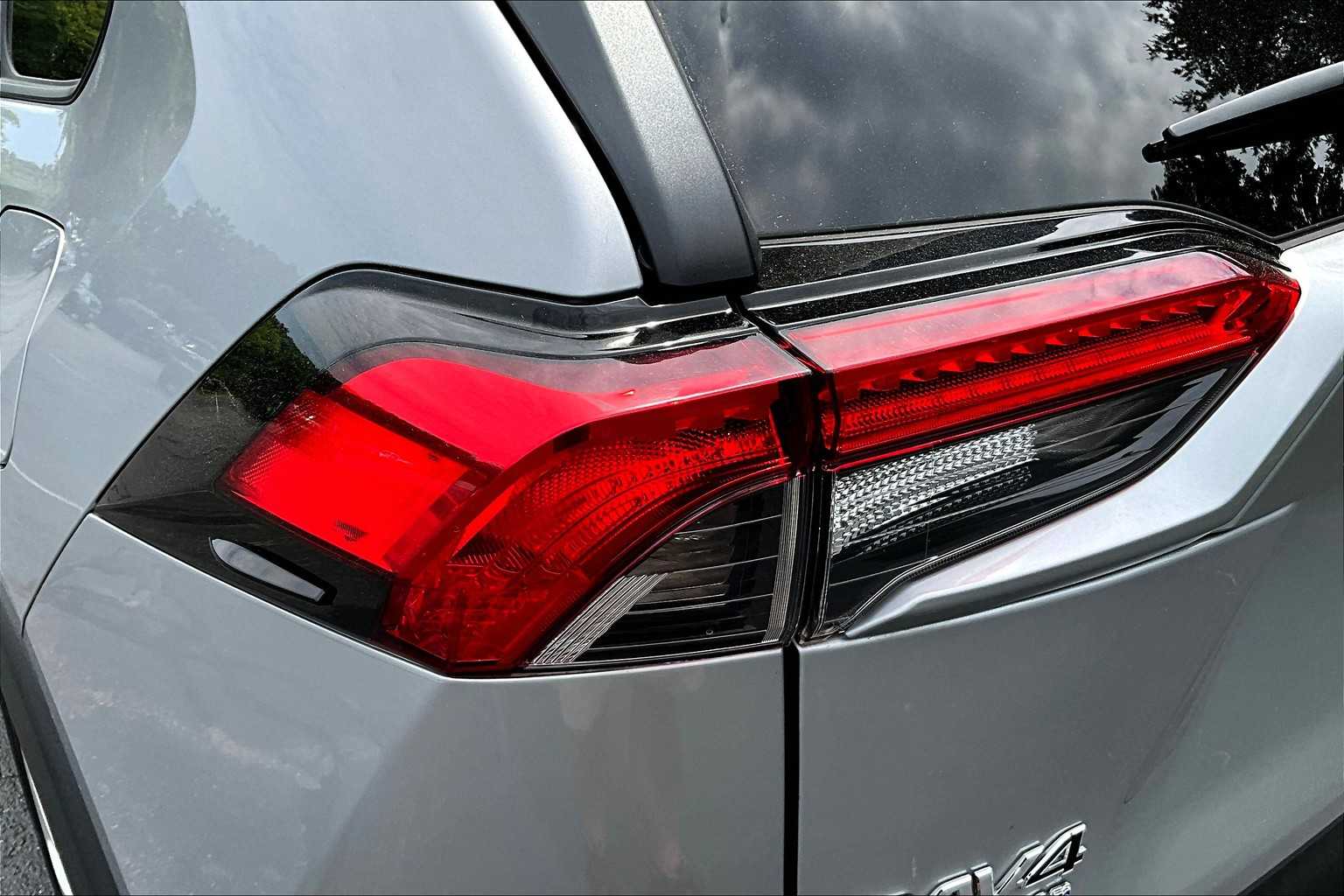 2021 Toyota RAV4 LE - Photo 32