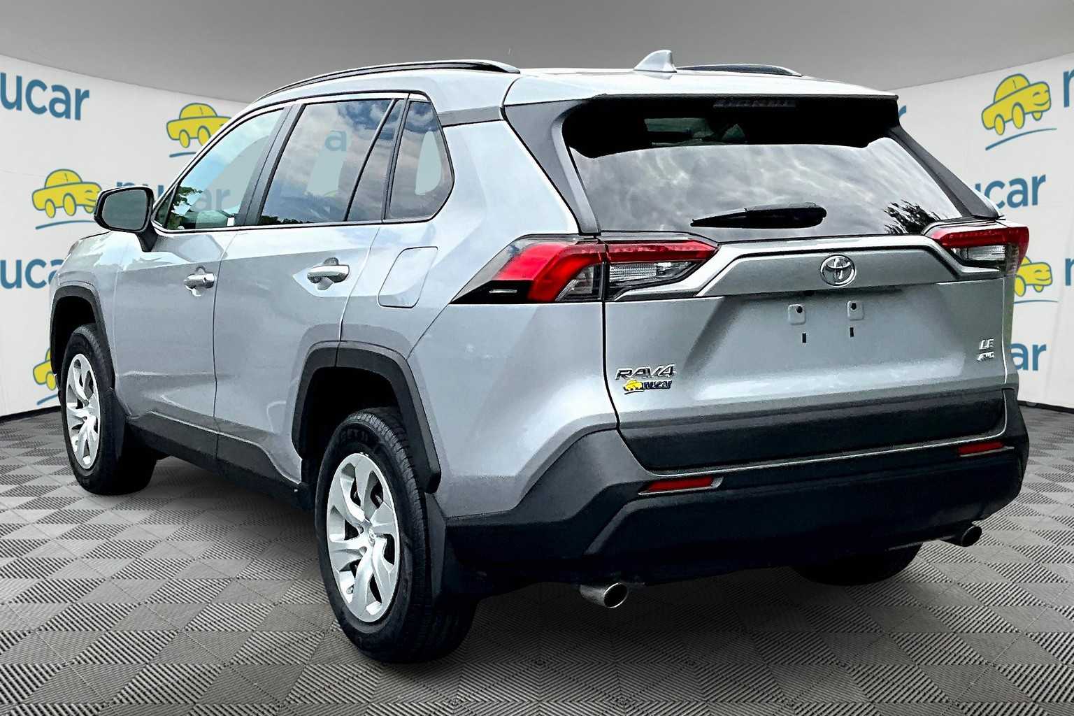 2021 Toyota RAV4 LE - Photo 4