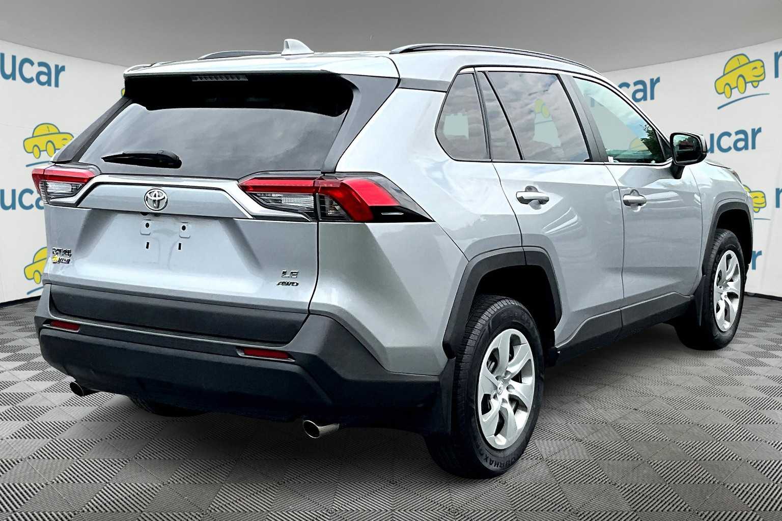 2021 Toyota RAV4 LE - Photo 6