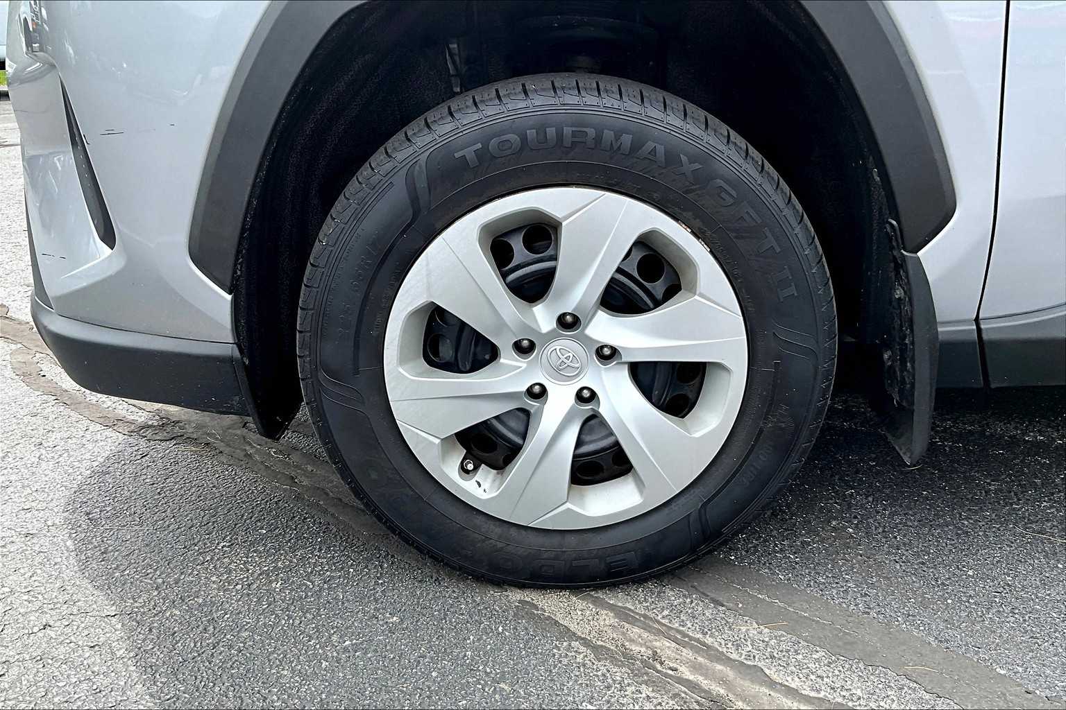 2021 Toyota RAV4 LE - Photo 7