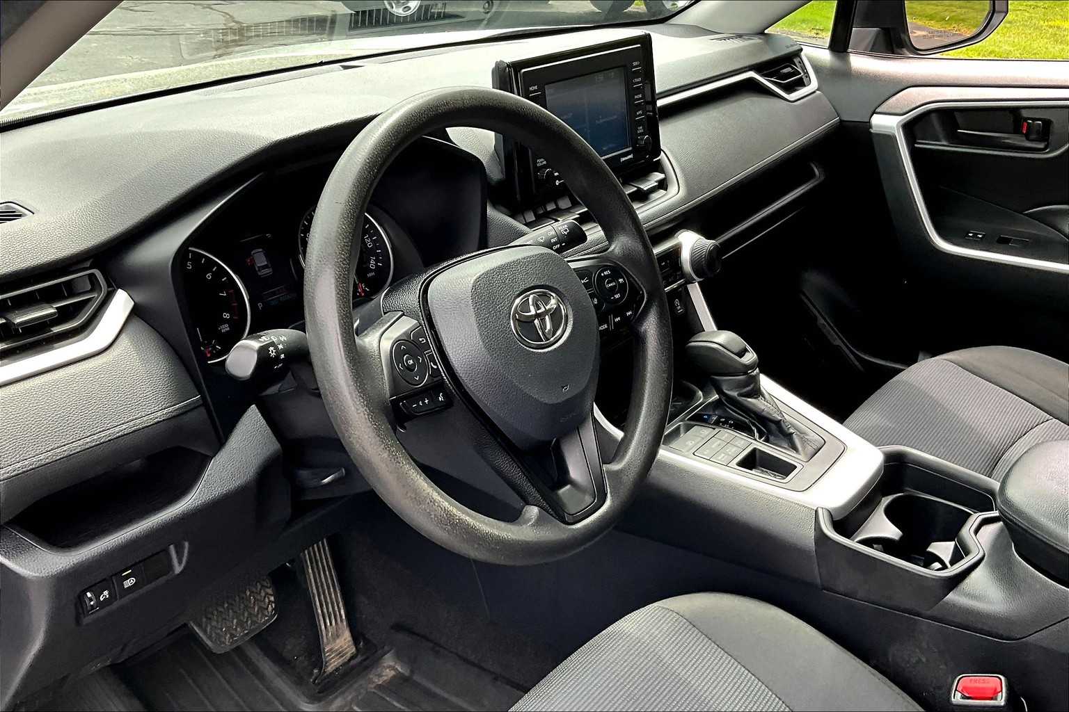 2021 Toyota RAV4 LE - Photo 8