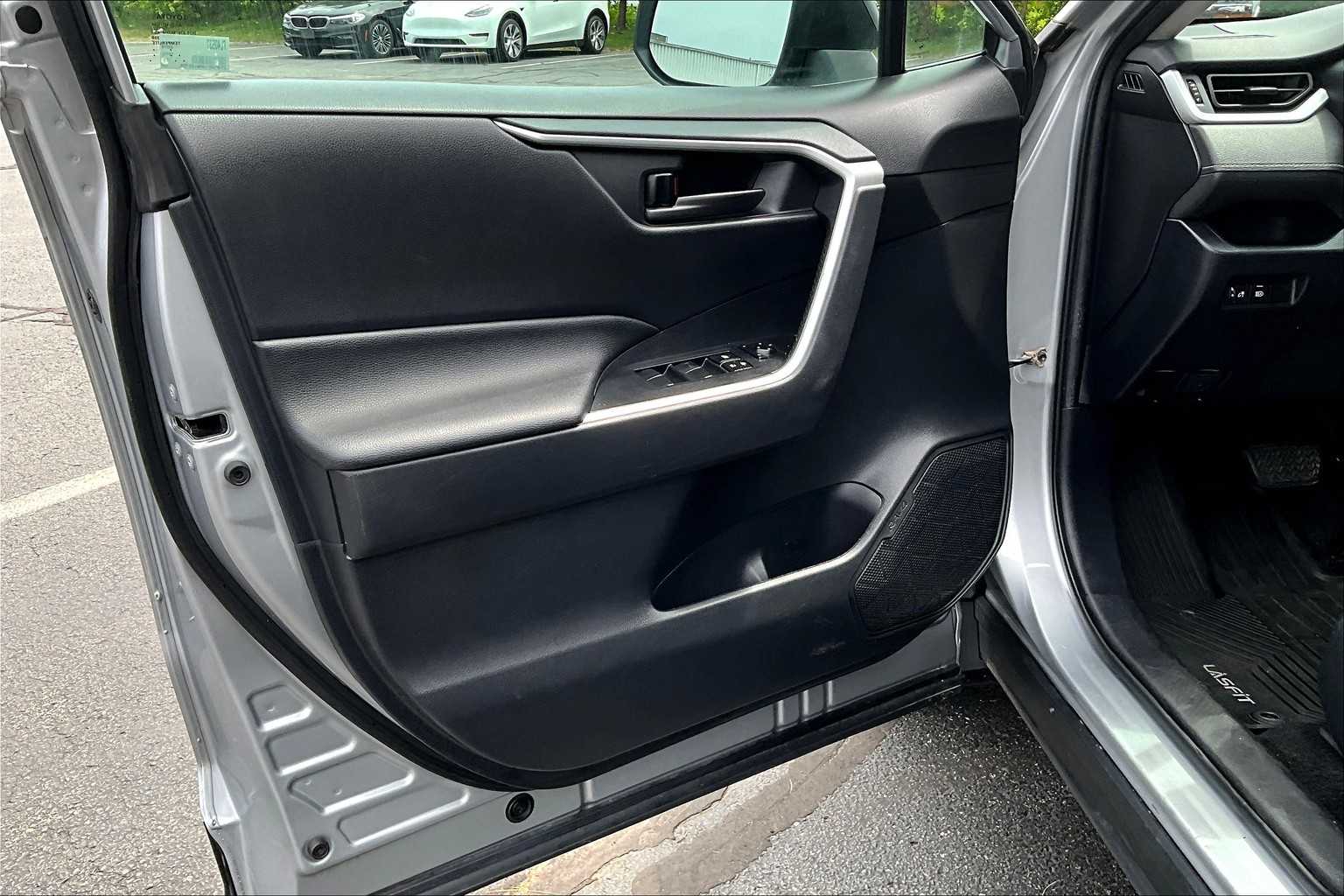 2021 Toyota RAV4 LE - Photo 9