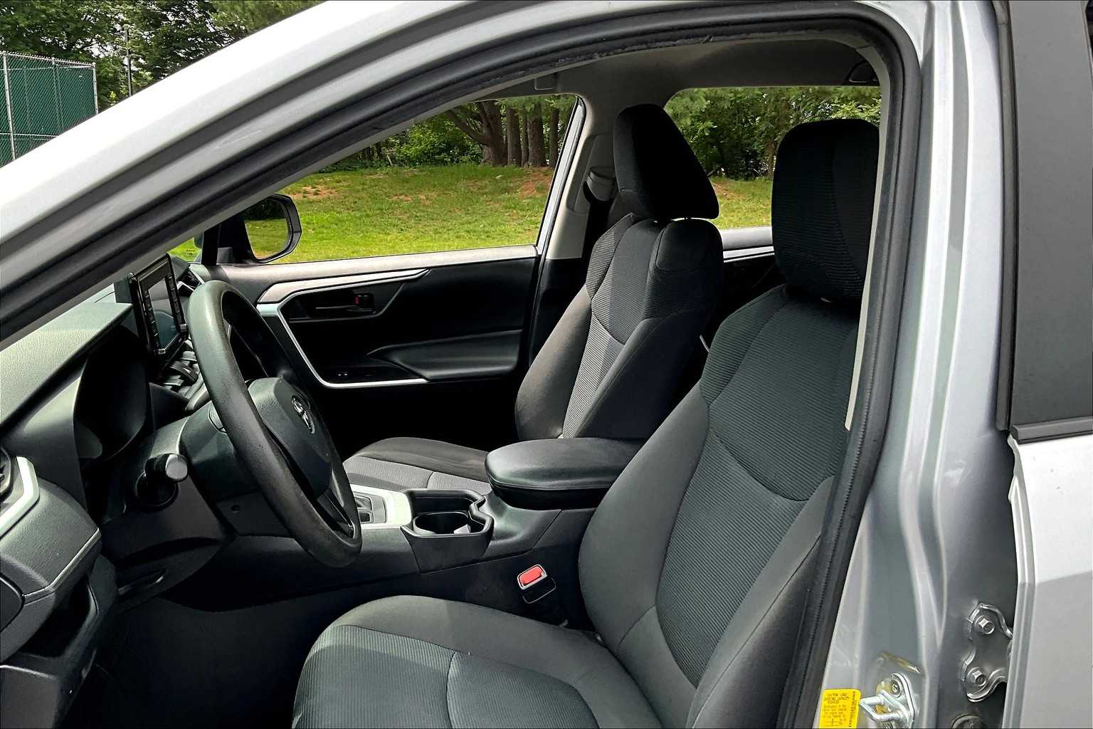 2021 Toyota RAV4 LE - Photo 10