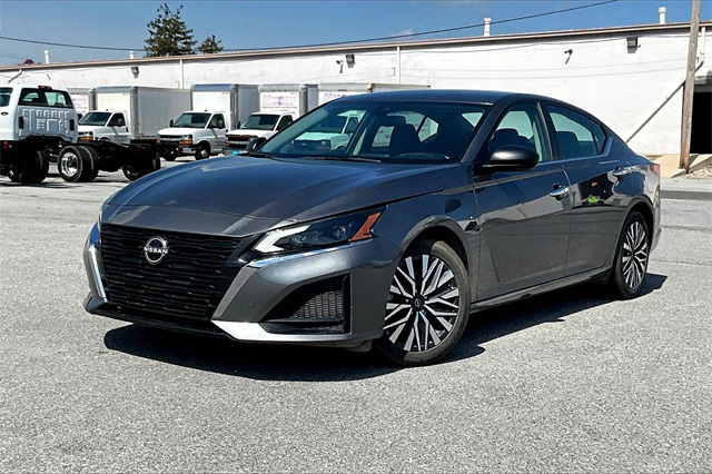 2024 Nissan Altima 2.5 SV - Photo 2