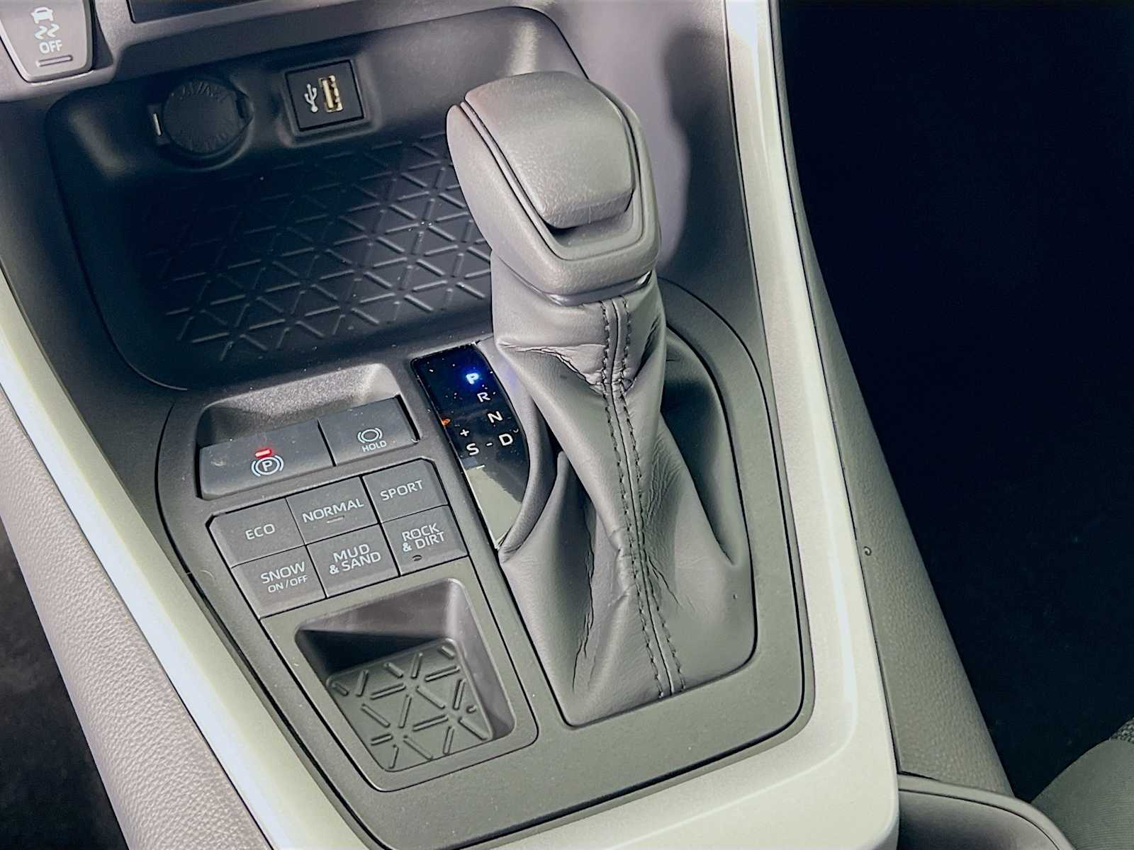 2025 Toyota RAV4 LE - Photo 11